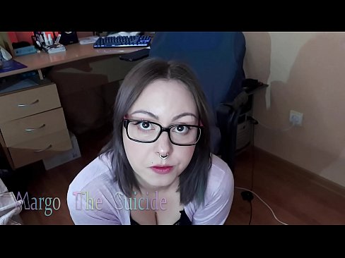 ❤️ Σέξι κορίτσι με γυαλιά πιπιλίζει Dildo βαθιά στην κάμερα ☑ Ρωσικό πορνό
